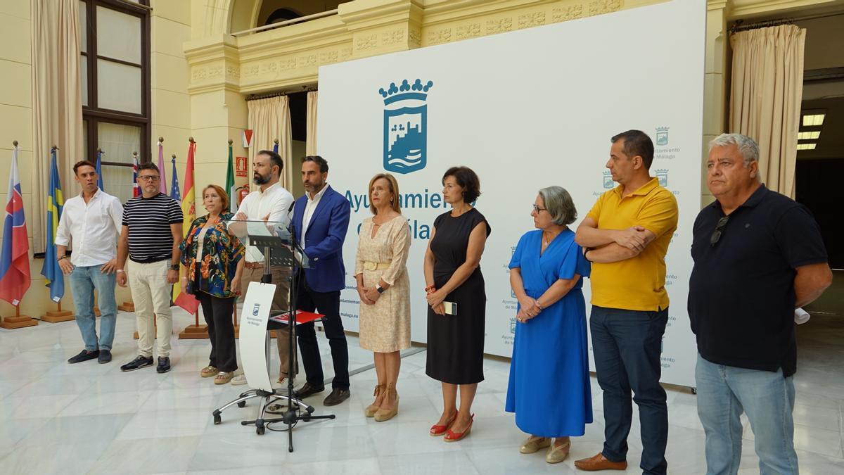 Dani Pérez, acompañado por los ediles socialistas en el Ayuntamiento de Málaga.