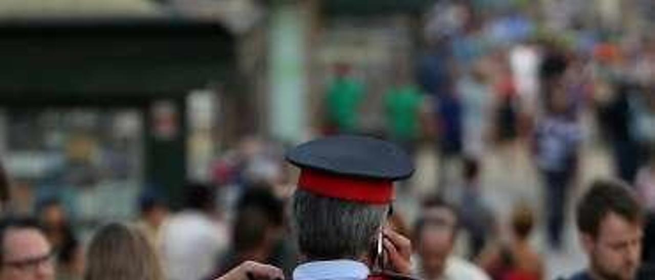 Un policía en las Ramblas.