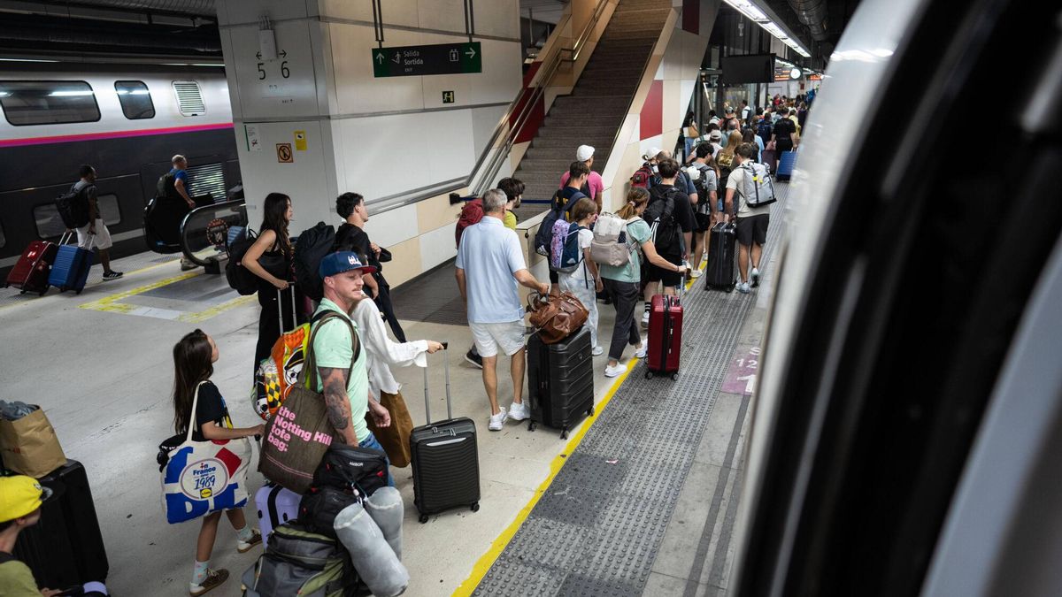 Viajeros en la estación de Sants, preparados para iniciar sus vacaciones de verano en tren.