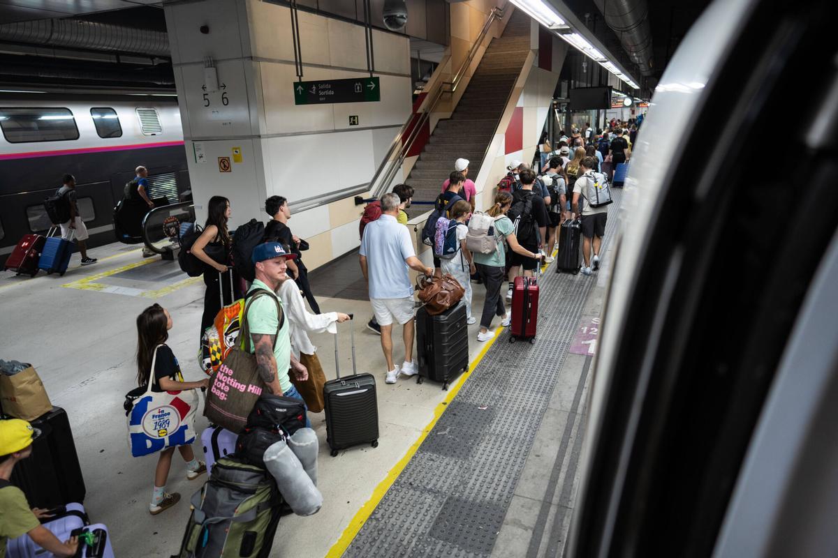 BARCELONA 23/07/2025 Barcelona. Viajeros en la estación de Sants, preparados para iniciar sus vacaciones de verano en tren, una opción cada vez más popular frente al avión. El auge del turismo ferroviario impulsa una nueva tendencia: vacaciones sobre raíles. FOTO de ZOWY VOETEN