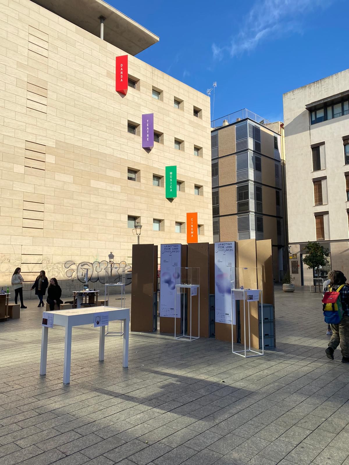 Estudiantes de Joyería enseñan sus diseños en la plaza Viriato de València