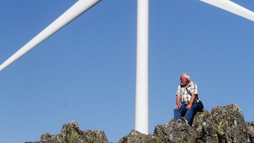 Uno de los aerogeneradores de un parque eólico ya existente, desde hace años, en Lubián. | Emilio Fraile