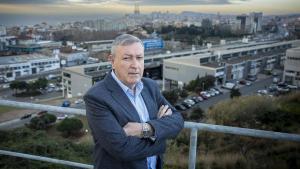 Conrado Fernández, recién jubilado superintendente de la Guardia Urbana de Badalona, frente al Centre Internacional de Negocis de la ciudad.
