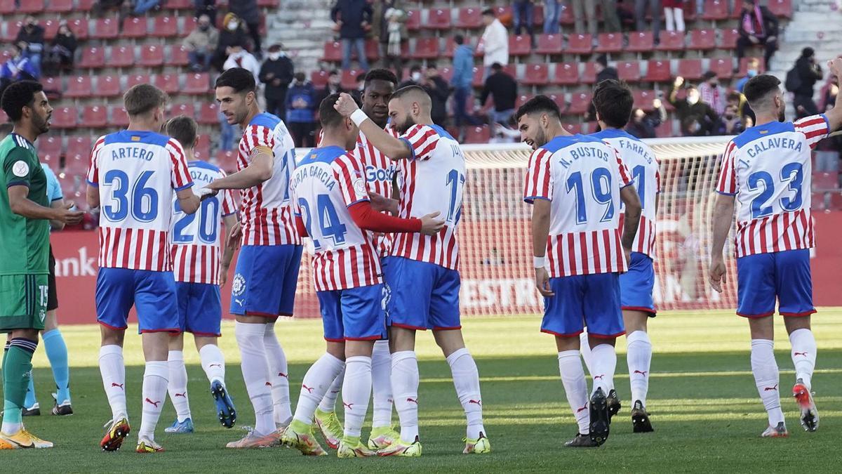 Els jugadors del Girona celebren el pas a vuitens gràcies al solitari gol de Juncà.  | MARC MARTÍ
