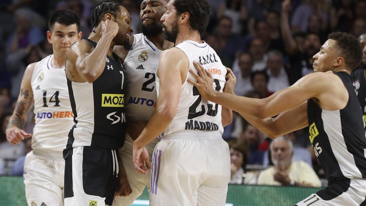 Tangana entre los jugadores de Real Madrid y Partizan.