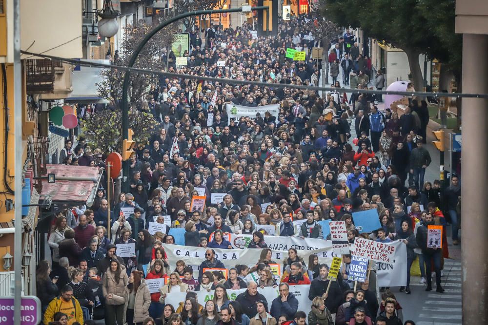 Veinte mil personas reclamaron ayer en las calles de Orihuela la derogación de la ley de Plurilingüismo