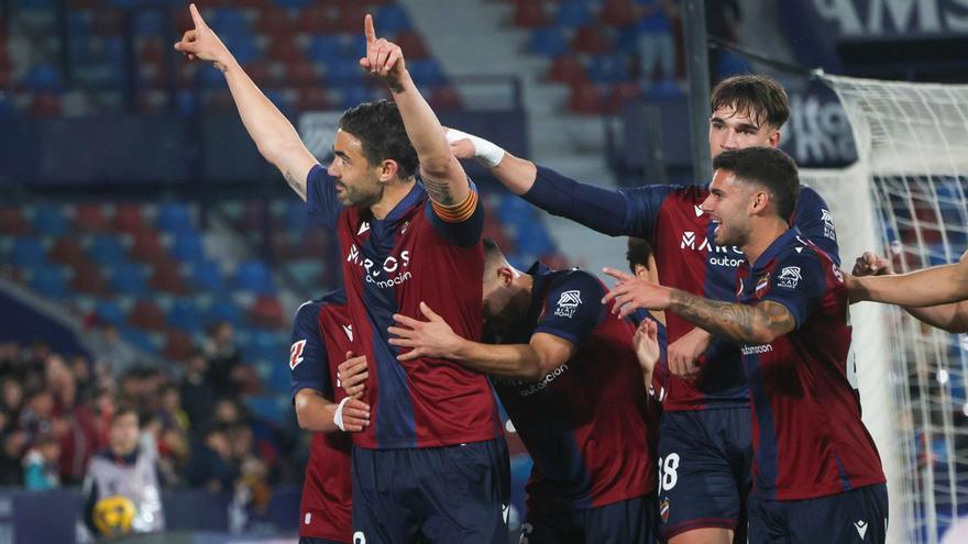 Iborra y sus compañeros celebran un gol ante el Racing Club de Santander. | F. CALABUIG