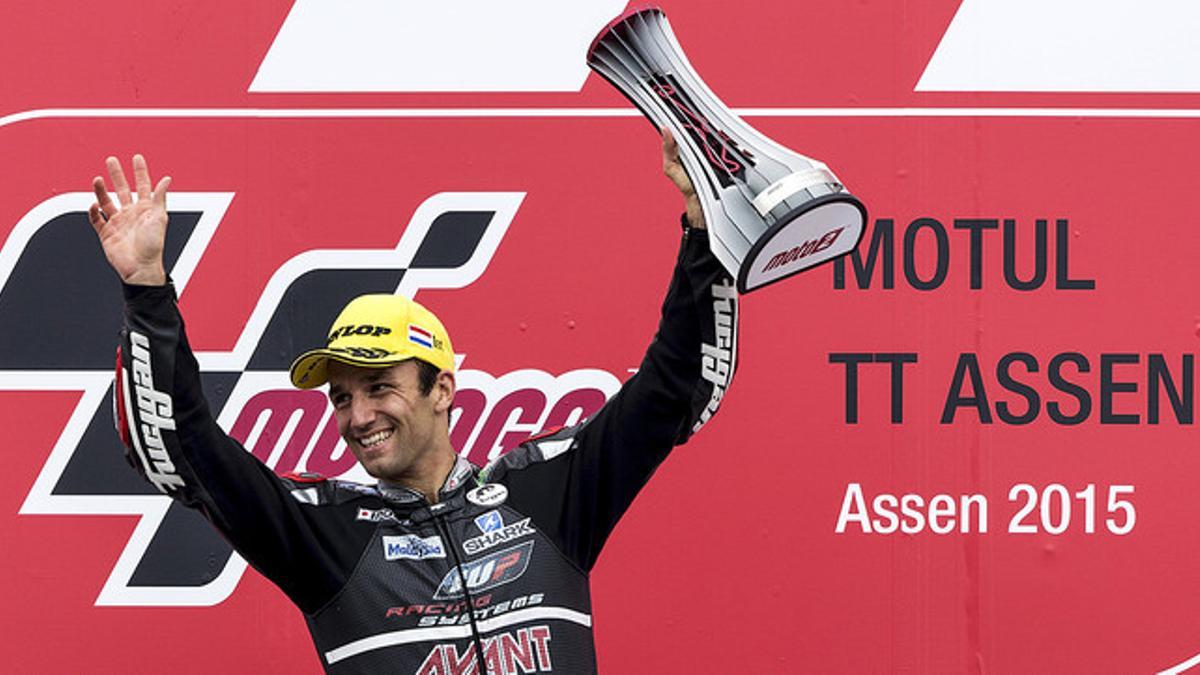 El francés Johann Zarco posa con el trofeo del GP de Holanda de Moto2 en Assen