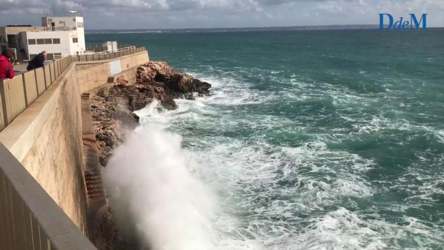 El temporal marítimo azota la bahía de Palma