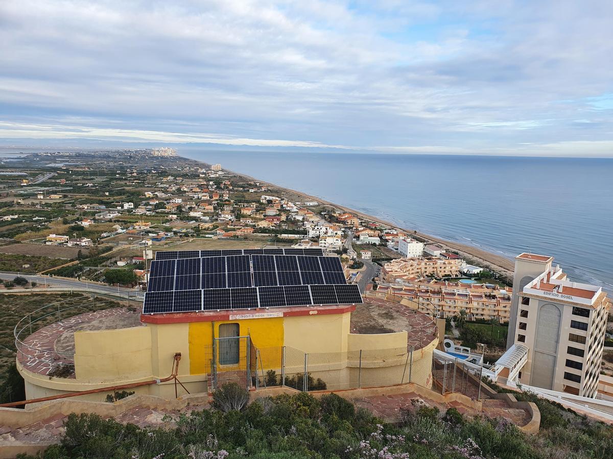 Instalación de placas solares en los bombeos de Cullera.