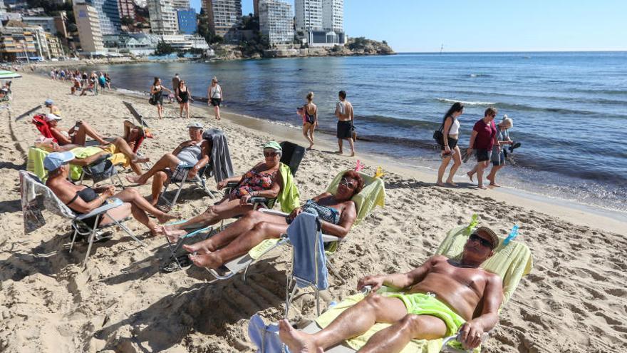 Turistas disfrutando de la playa de Levante de Benidorm este marzo