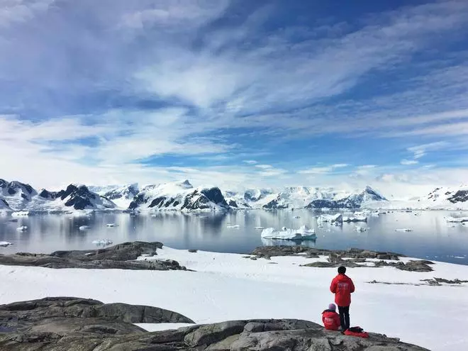 Gimnasio, clases de arte, conferencias científicas y vistas a un universo helado: así es la vida a bordo de un crucero a la Antártida