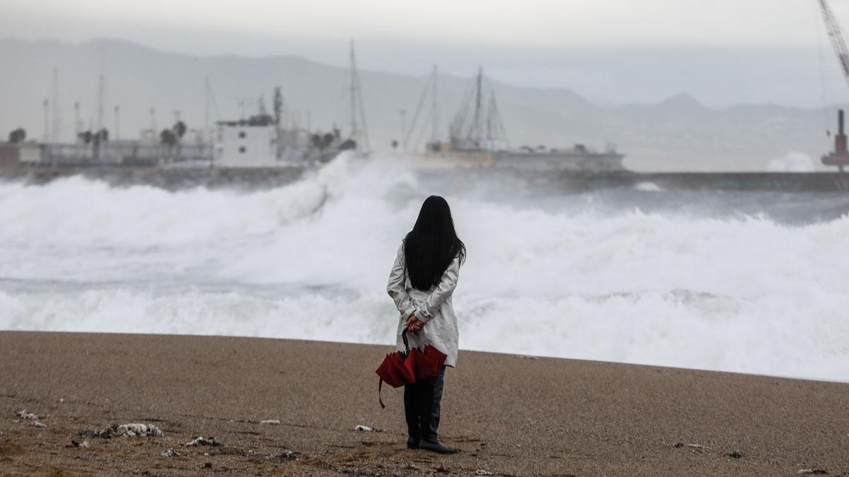 Oleaje en la playa de Barcelona, a causa de la borrasca Blas