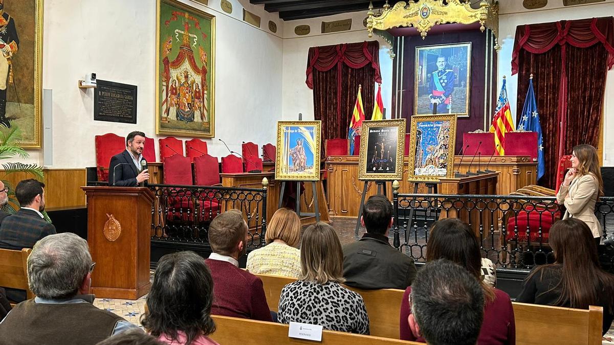 El alcalde, frente a los tres carteles de la Semana Santa de Elche 2024