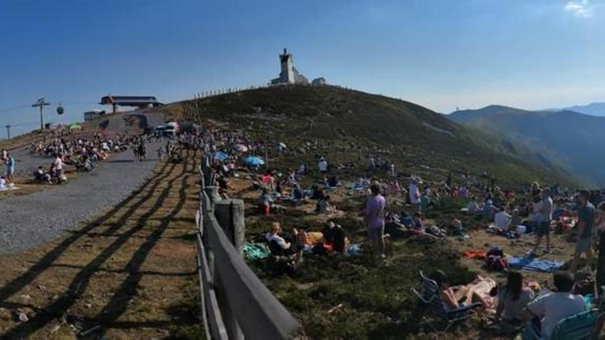 Personas contemplando el eclipse en Pajares