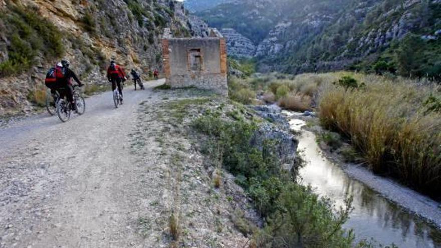 El antiguo trazado ferroviario tiene en el tramo entre L&#039;Orxa y Villalonga su punto más atractivo.