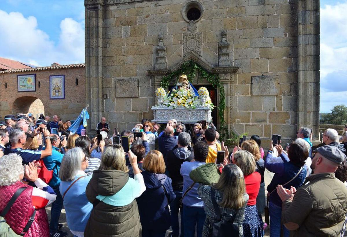 Salida de la Virgen del Puerto de su santuario.