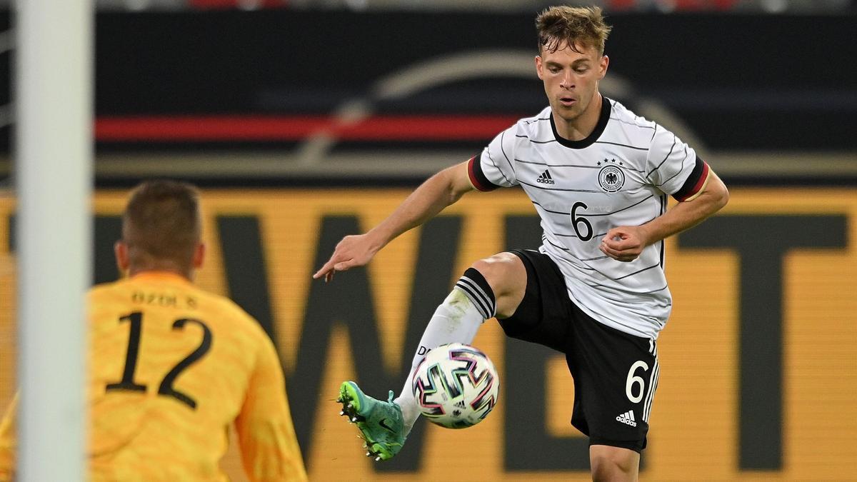 Kimmich controla un balón en el último amistoso de Alemania ante Letonia.