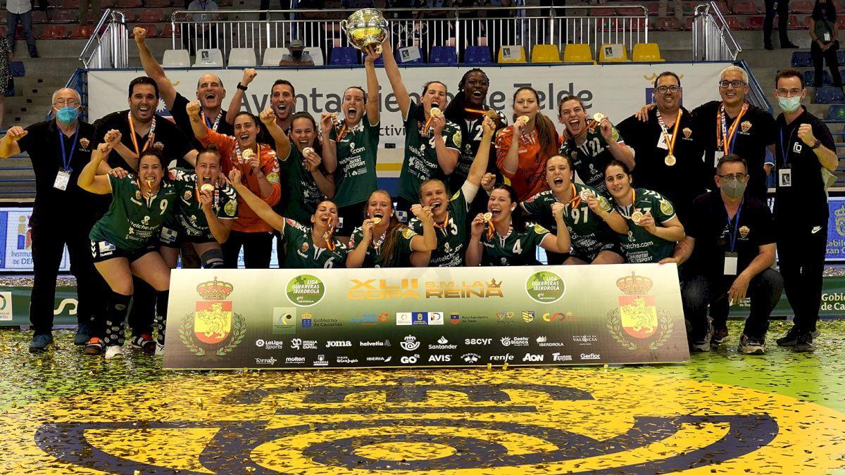 Las jugadoras del Elche celebrando el título conseguido el año pasado