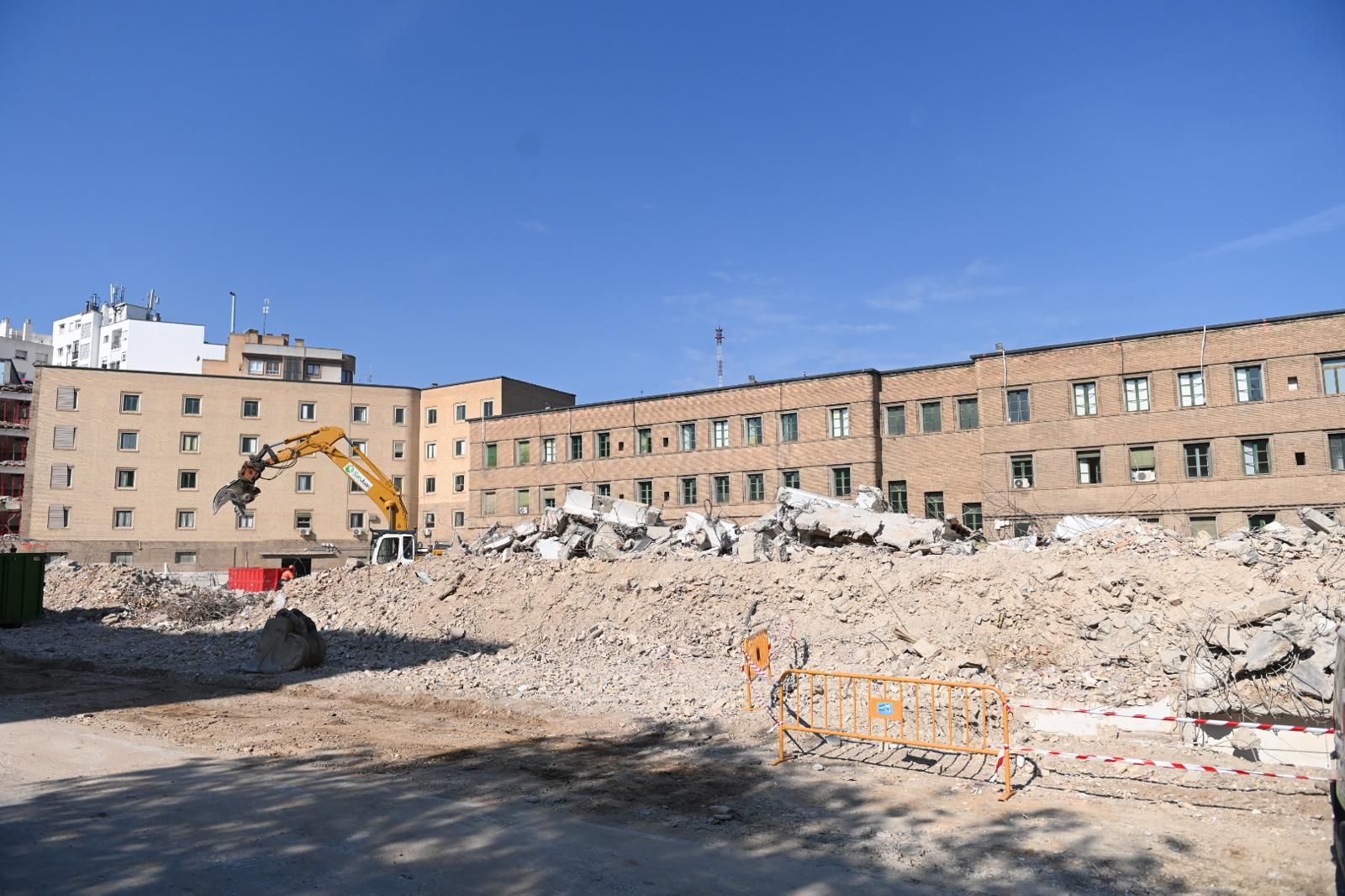 En imágenes | Así avanzan las obras de derribo de la comisaría de Mayandía