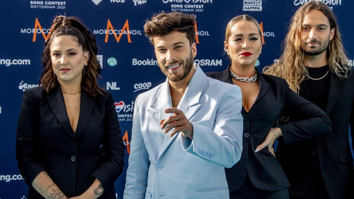 Blas Cantó con traje azul bebé de Mans en la inauguración del festival de Eurovisión 2021