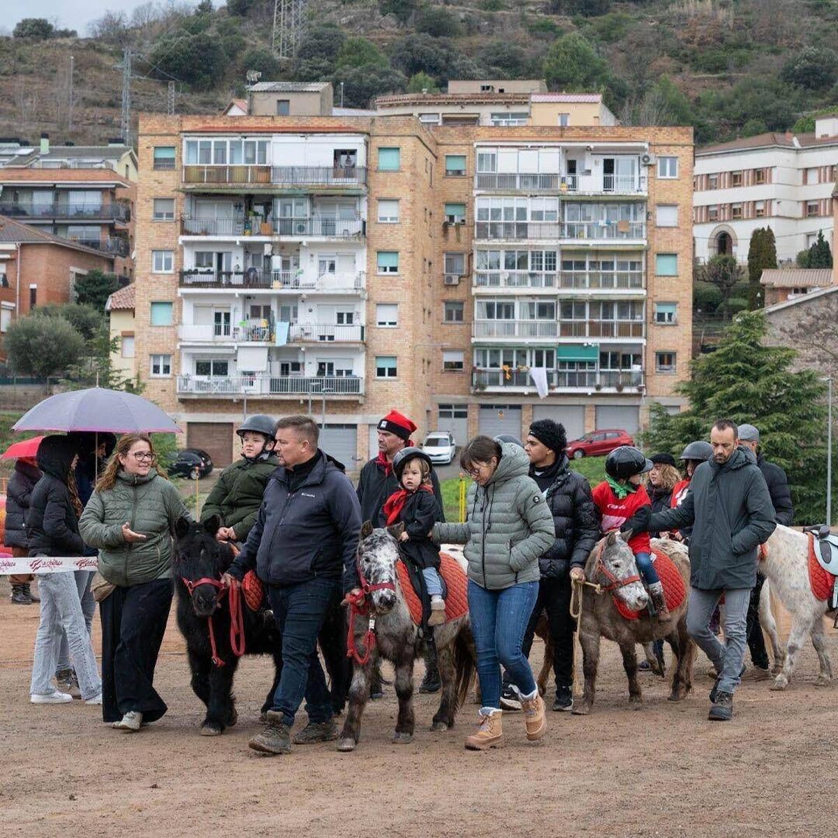 La Corrida en família d'aquest dissabte ha permès als més petits passejar en poni o ruc, participar en tallers i gaudir de demostracions de doma de cavalls.