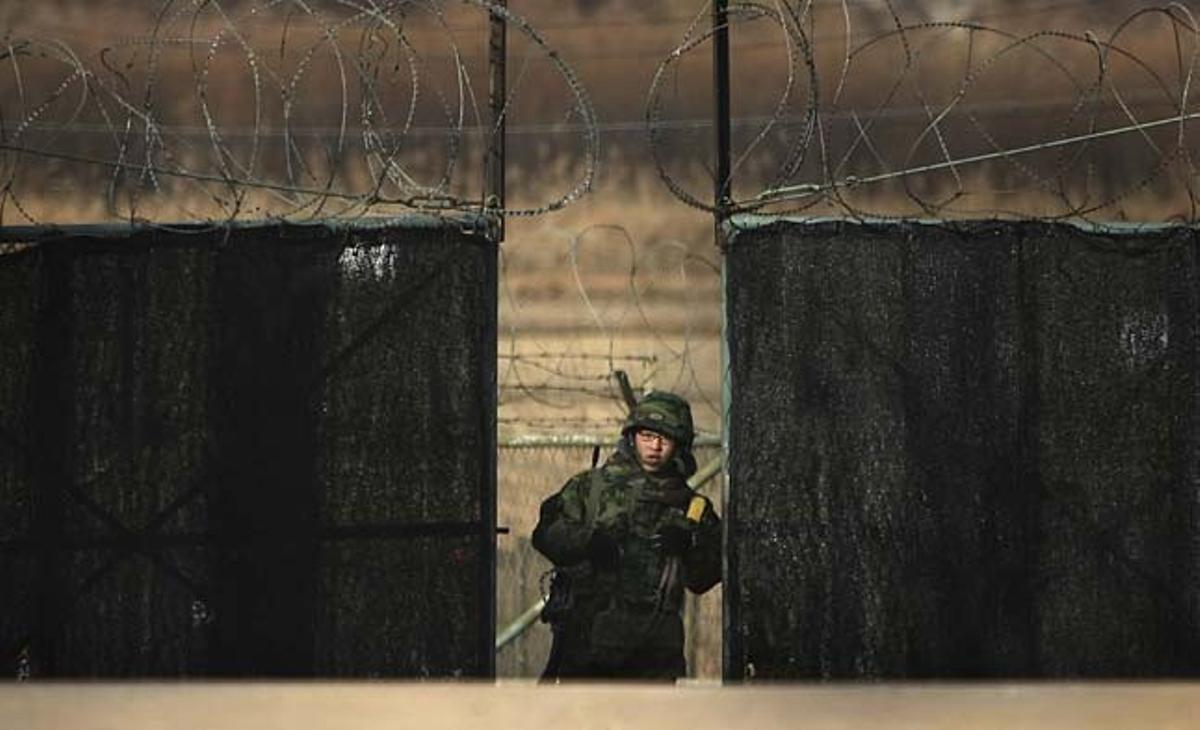 Un soldat sud-coreà vigila una porta d’entrada a prop de la zona desmilitaritzada d’Imjingak (Corea del Sud).