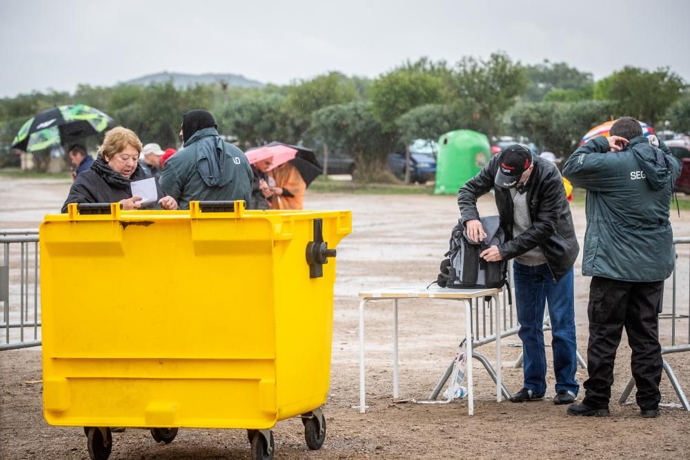 Más de 170.000 valientes desafían a la lluvia en Cheste