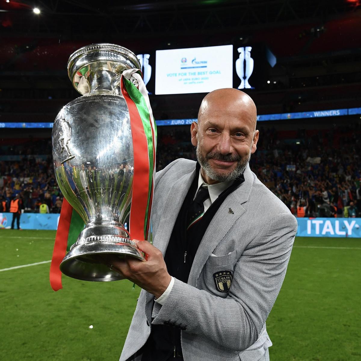 Gianluca Vialli, con el trofeo de la Eurocopa ganada por Italia en 2021