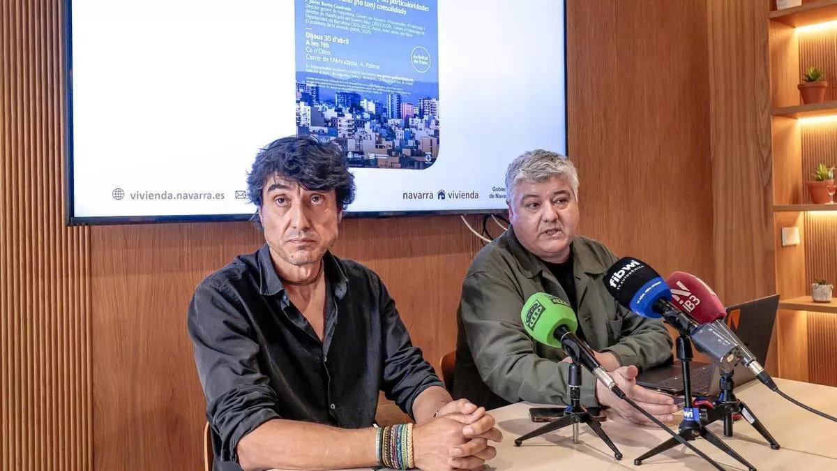 El catedrático de Geografía y profesor de la UIB Jesús M. González, junto a Javier Burón, durante la rueda de prensa