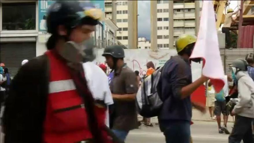 Vídeo / Herido durante una protesta violenta en Venezuela un violinista opositor que acompaña a las 'guarimbas'