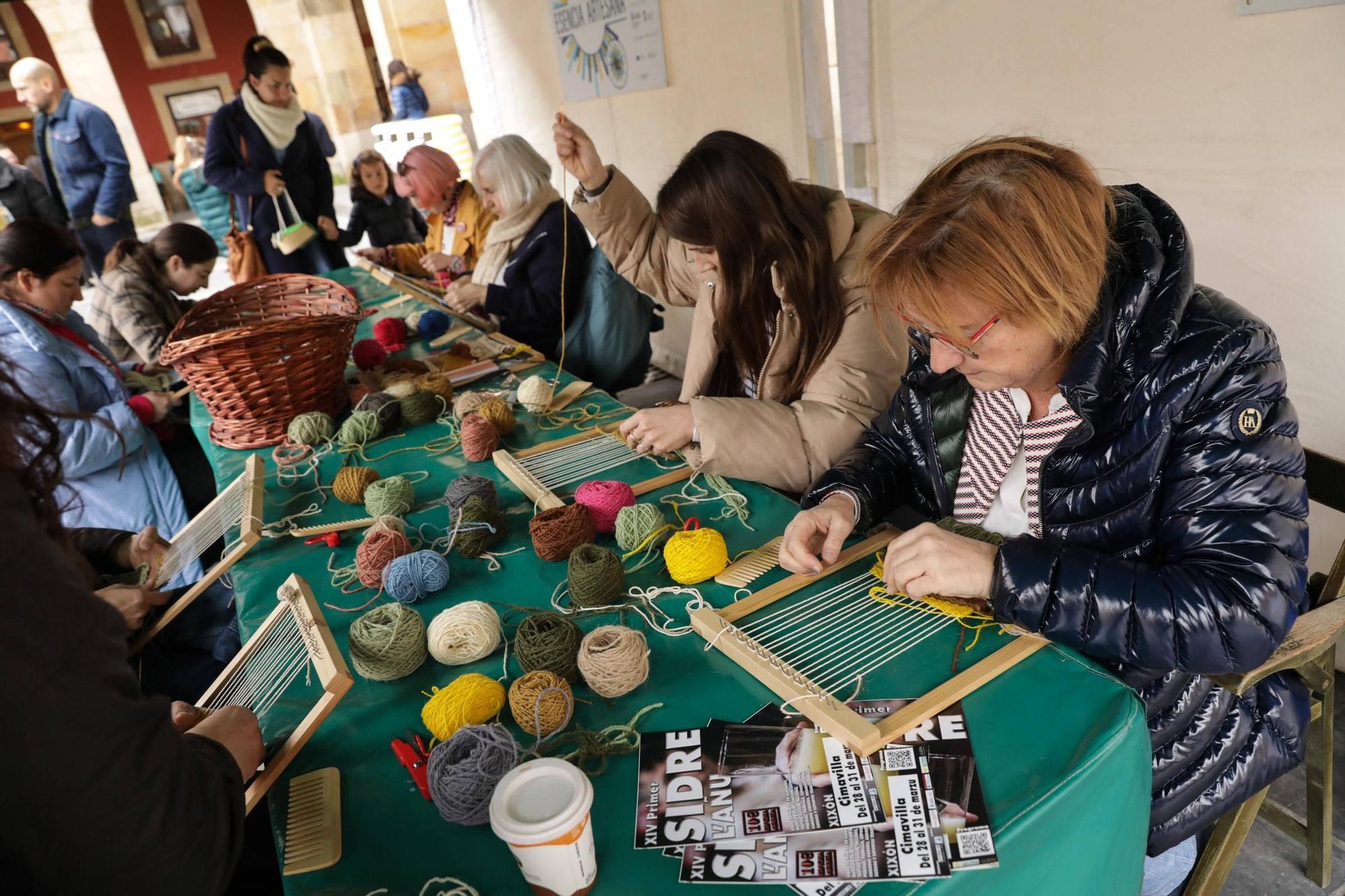 El Mercado Artesano y Ecológico abre sus puertas en la plaza Mayor (en imágenes)