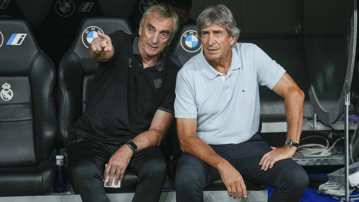 Manuel Pellegrini junto a Rubén Cousillas durante el partido de la cuarta jornada de LaLiga entre el Real Madrid y el Real Betis en el estadio Santiago Bernabéu.