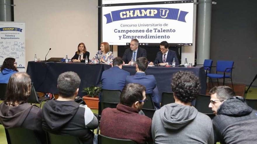 En la mesa de ponentes, por la izquierda, Cristina Fanjul, Eugenia Suárez, Alfredo Zornoza y Enrique Covián, en la presentación del concurso universitario &quot;Champ-U&quot;.