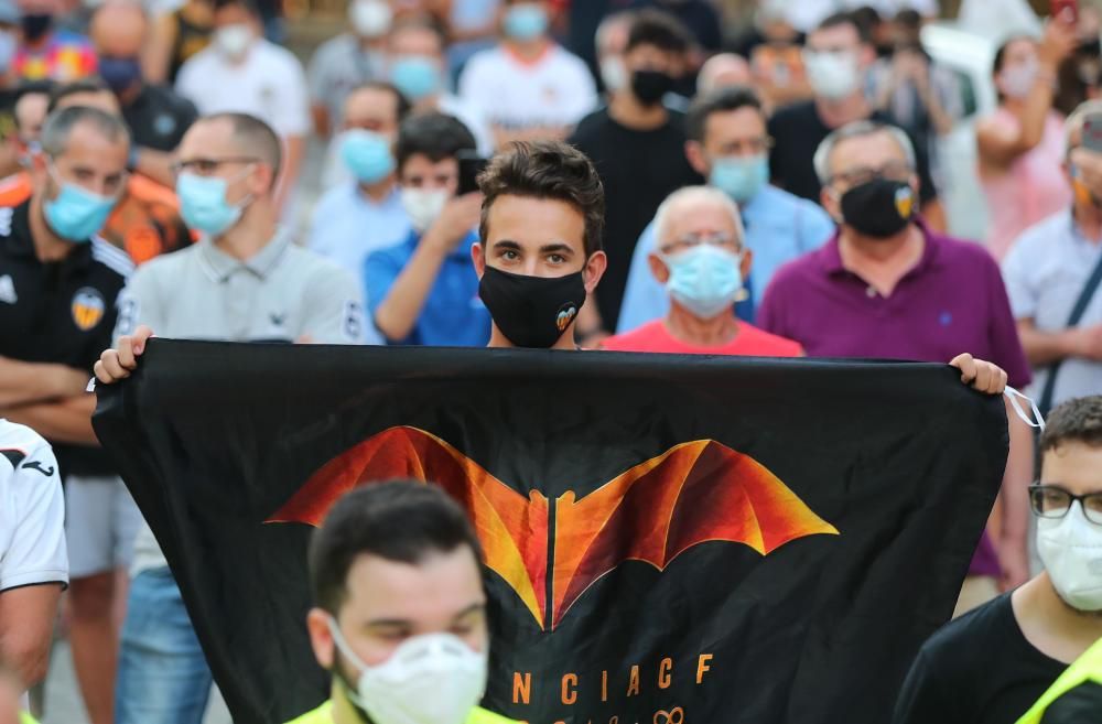 Protesta de los aficionados del Valencia CF contra de Meriton y Peter Lim