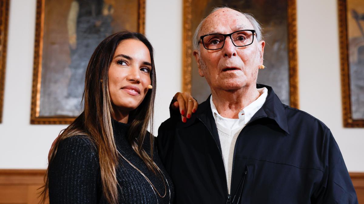 India Martínez con Carlos Saura, en la presentación de la obra de teatro.