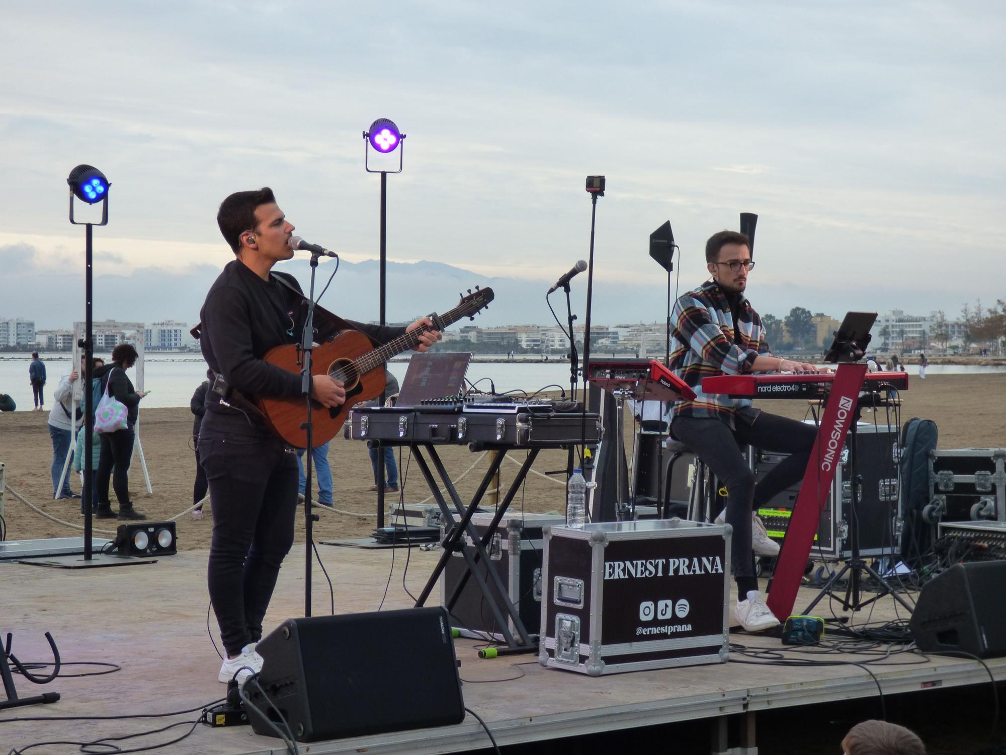 El Festivalet de Roses omple la platja de la Perola