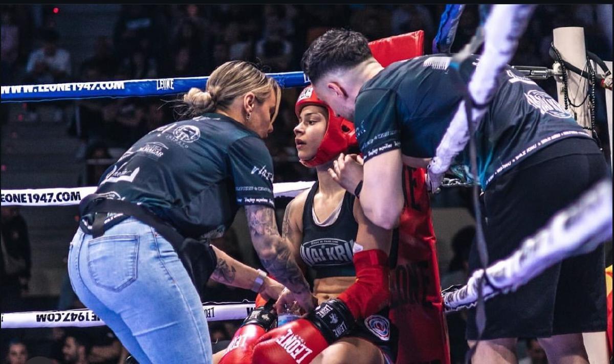 Vero Lacruz y Antonio Puyo dan consejos a Valkiria en la esquina, el pasado 5 de abril