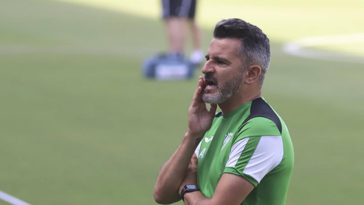Iván Ania da indicaciones a sus futbolistas durante una sesión de trabajo de esta semana.