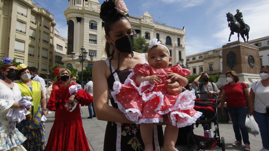 Cordobesas de faralaes en Las Tendillas