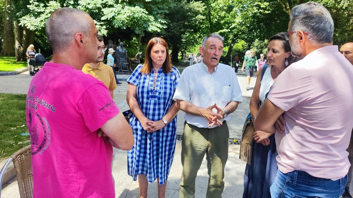 Enrique Santiago, acompañado por  la secretaria de Organización de IU, María Miranda, y la diputada regional, Delia Campomanes, habla con los trabajadores.