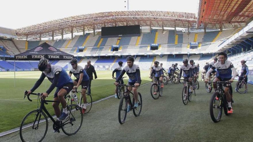 Los futbolistas del Deportivo, con Fayçal a la derecha, inician su ruta en bicicleta desde el estadio de Riazor.