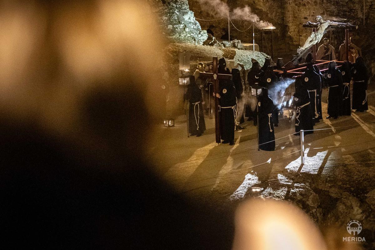 Fotogalería | Mérida se estremece con un multitudinario Vía Crucis en el Anfiteatro Romano