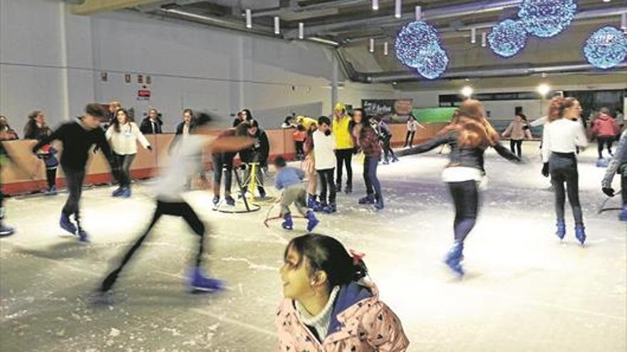 Miles de adultos y niños disfrutan estos días de la pista de patinaje