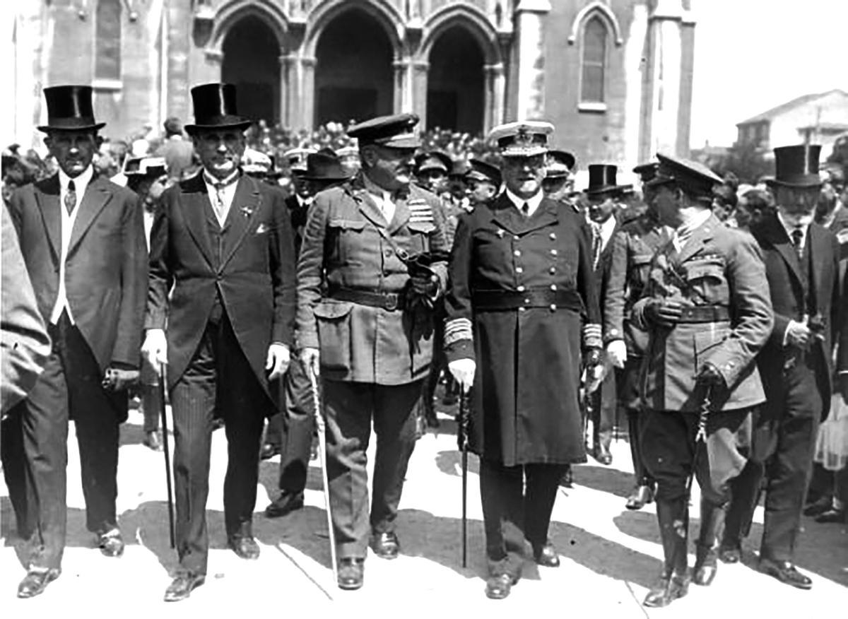 El alcalde de Avilés en 1924, José Antonio Rodríguez; el embajador de Estados Undos en España, Alexander Pollock Moore; el capitán general Álvarez del Manzano, Enrique Emilio Loño y el general Zubillaga, delante de la iglesia de Santo Tomás de Cantorbery.