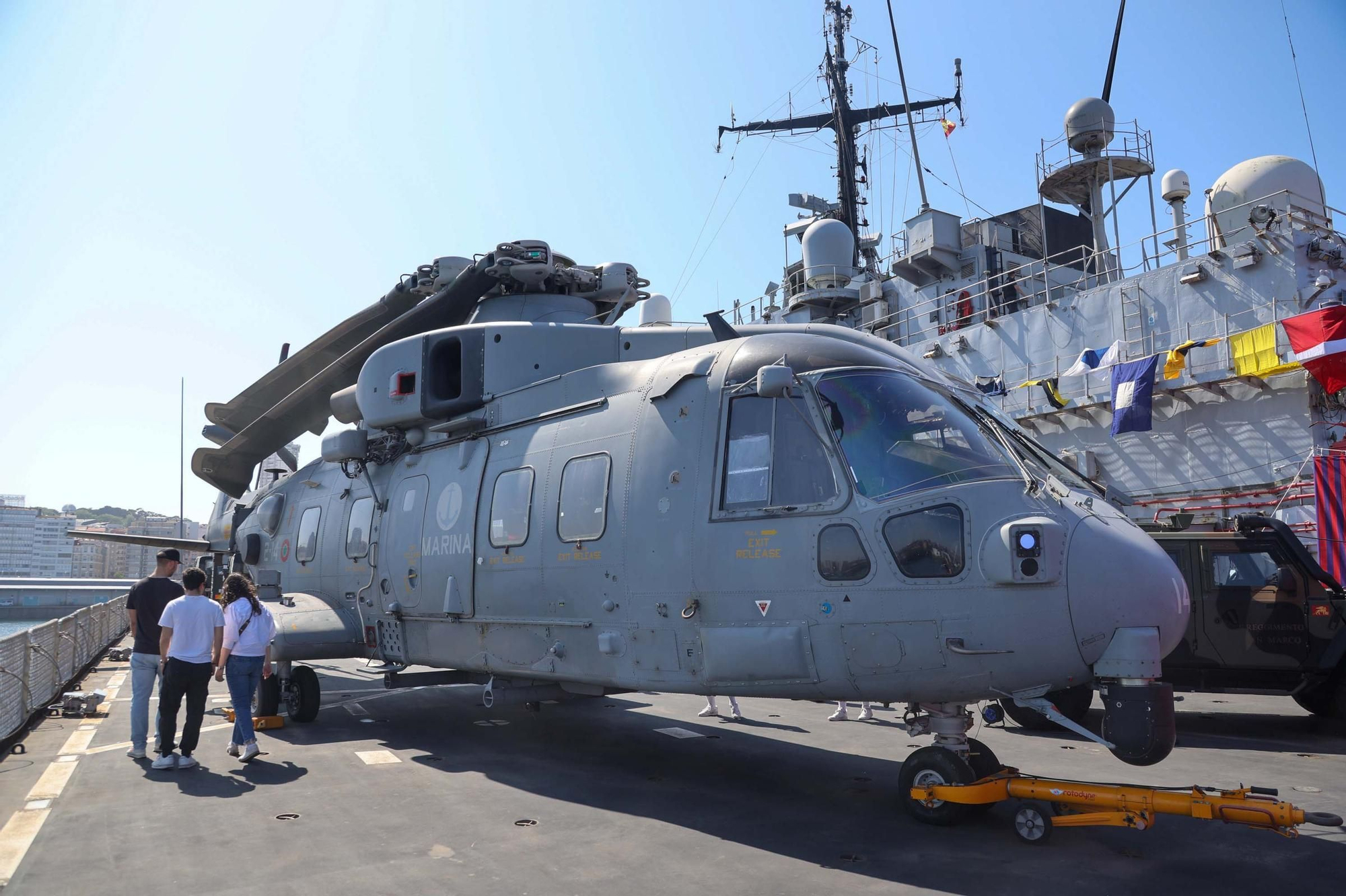 El buque 'San Giorgio', de la Armada de Italia, atraca en A Coruña en una visita no oficial
