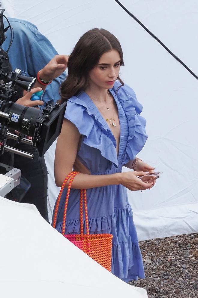 El precioso vestido lila de invitada de Lily Collins para el rodaje de la 2ª temporada de 'Emily in Paris'