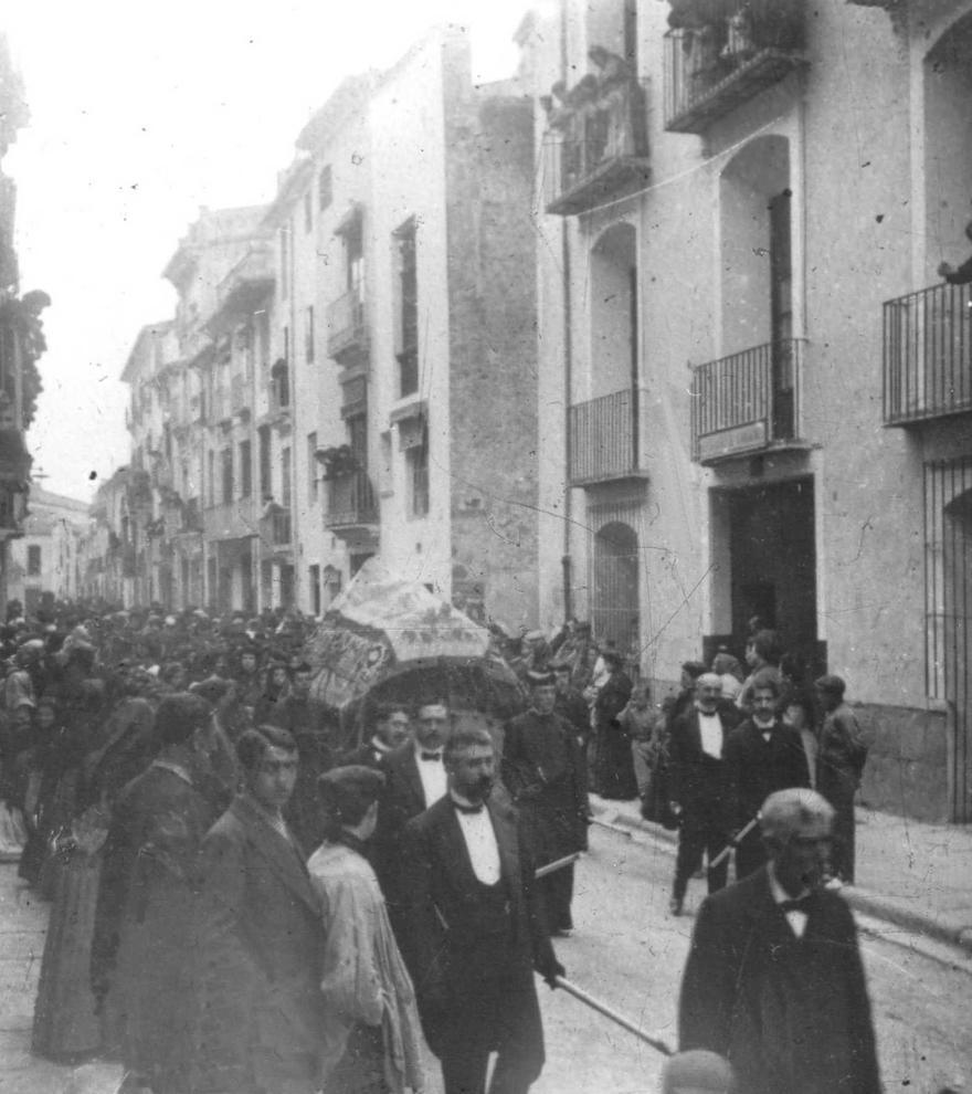 Desfile del Cristo yacente celebrada en la calle Caballeros.