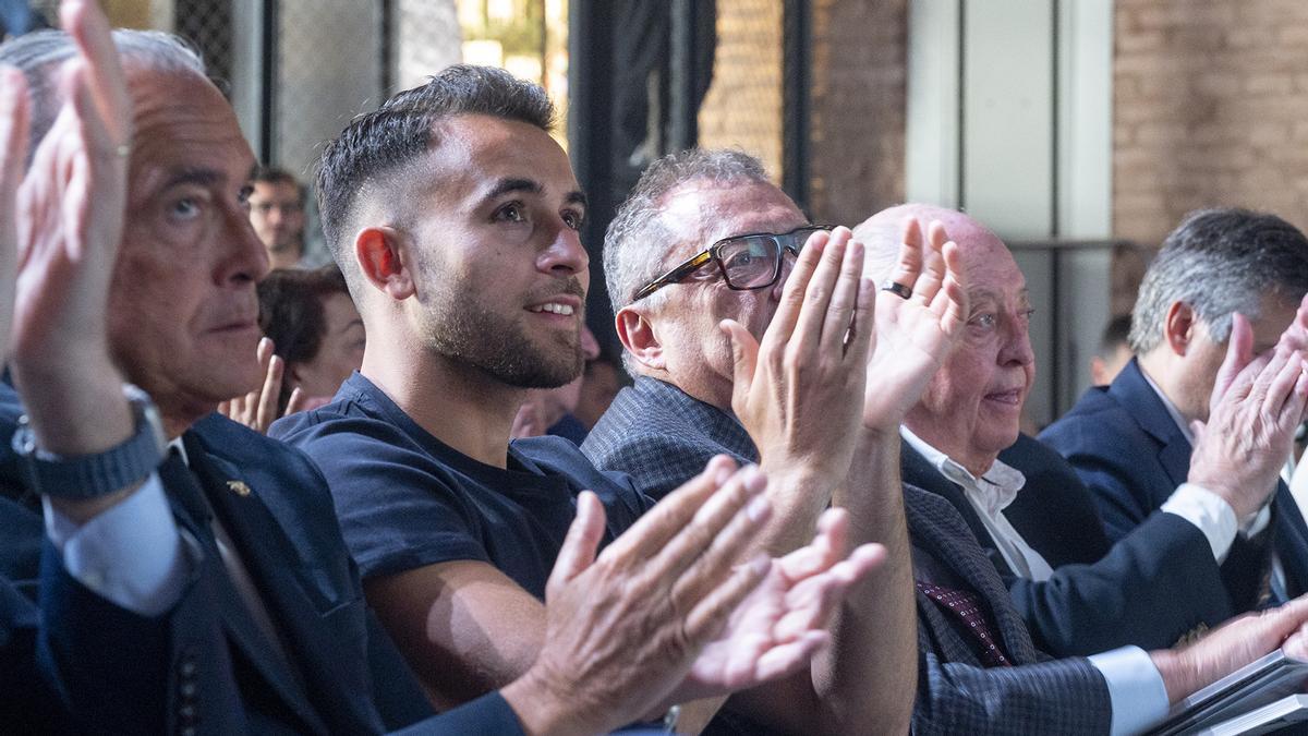 Eric Garcia aplaude durante uno de los parlamentos