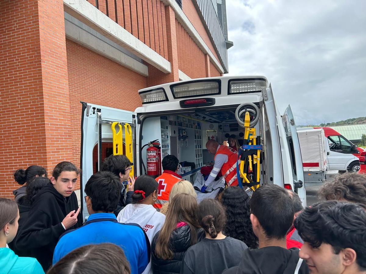 EN IMÁGENES: Simulacro de instalación de un albergue de emergencias con jóvenes de Pola de Siero